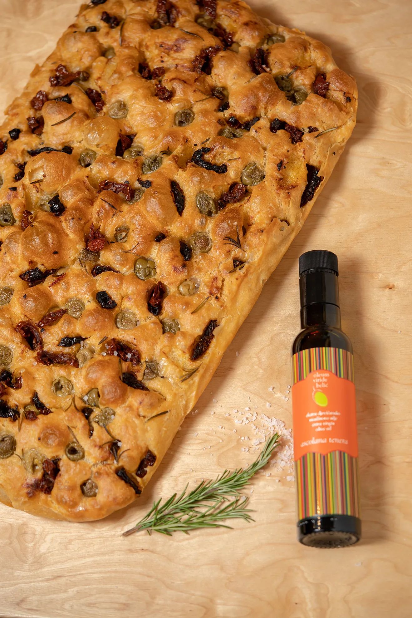 Otvori fotografiju: Focaccia s maslinama i rajčicama uz bocu maslinova ulja (18/18)